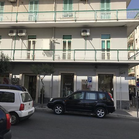 לינה וארוחת בוקר קרוטונה Donna Margharet מראה חיצוני תמונה