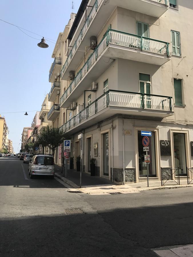 לינה וארוחת בוקר קרוטונה Donna Margharet מראה חיצוני תמונה